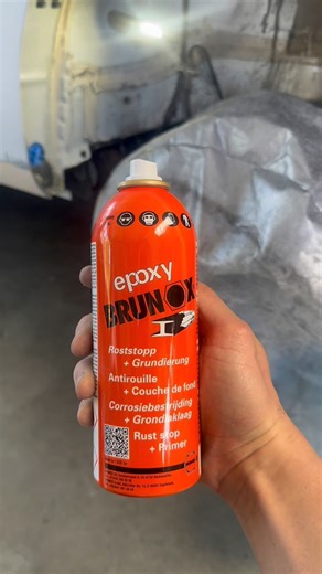 ✨Heute stand Rostsanierung auf dem Programm und dabei setze ich wie immer auf bewährte Qualität von @brunox_ag. Nach gründlicher Entrostung kam BRUNOX® Epoxy zum Einsatz der millionenfach bewährte Rostumwandler und Grundierer in einem. Das Produkt dringt tief in die Rostporen ein, stoppt die Korrosion zuverlässig und schafft eine perfekt haftende, glatte Grundierung für den weiteren Lackaufbau ganz ohne Anschleifen, Abwaschen oder Pinselspuren. 🔸Für den nachhaltigen Schutz habe ich anschließend