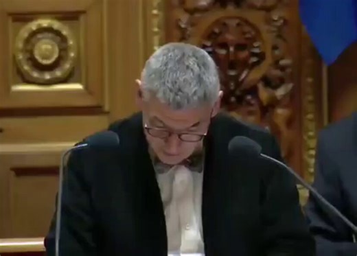 Loi Miller : On y est, putain. 👁️ La grande anesthésie numérique vient de passer au Sénat.Et merde. 💀Ils l’ont fait.Le Sénat, ce club privé de vieux fantômes qui se goinfrent sur nos impôts pendant que l’hémicycle reste vide comme un cimetière un jour de pluie, a voté la loi Miller. Interdiction des réseaux sociaux aux moins de 15 ans. Contrôle d’âge obligatoire en ligne. Vérification d’identité. Scanner ta gueule pour exister. Pour protéger les enfants, disent-ils. Bien sûr. Avec leur tête de