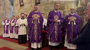🧐 Laxe recibió este domingo a su nuevo sacerdote, el vimiancés Carlos Camiño. Así fue la llegada y parte de los oficios en el templo. Vídeo: Basilio Bello. | La Voz de Galicia. Edición Carballo