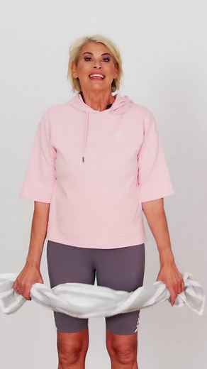 32K views · 178 reactions | Dieses einfache, schnelle Workout passt sogar in deine Mittagspause: Barbara Klein zeigt dir, wie du deine Haltung verbesserst  Schnapp dir ein Handtuch und los geht's! ️ | hse.de | Facebook