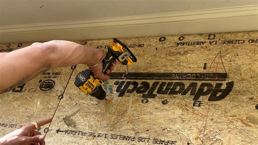 🔩 Diferencia entre clavo y tornillo 🔨 ¿Por qué cada uno tiene su propósito? Cada técnica y material existe por una razón. Usarlos correctamente marca la diferencia entre un buen trabajo y uno que falla con el tiempo. 🪛 Tornillo ✔️ Mayor agarre ✔️ Genera más presión ✔️ Instalación más precisa ✔️ Fácil de retirar o ajustar 👉 Gracias a su rosca, el tornillo se ancla mejor al material, por eso es ideal para estructuras, muebles, puertas, gabinetes y trabajos que reciben peso o movimiento. 🔨 Cla