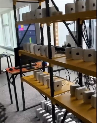 🤖 一台 Mac Mini = 一個 24/7 AI 員工？ 最新爆紅的開源專案 Clawdbot（現已更名 OpenClaw / Moltbot），讓每一台 Mac Mini 都能運行自己的 AI 自主代理人。 這不是聊天機器人。 它能主動管理你的 Email、行事曆、檔案、指令和工作流程，完全不需要你一直下指令。 🔥 最狂的是商業模式： 用幾台 Mac Mini，就能把 AI Agent 當成服務來賣： ✦ 收件匣管理 ✦ 市場監控 ✦ 研究流程自動化 ✦ 內部工具整合 ✦ 甚至 DevOps 自動化 低啟動成本 → 月費訂閱制 → 零雲端依賴 這不是「AI 未來可能改變工作」 這是現在就有人用本地 AI Agent 安靜地取代重複性工作了 💡 工作的未來不是一個大 AI 而是桌上幾十台小 AI，24/7 處理無聊事務 🔄 💬 你想用 Mac Mini 的AI 員工執行打造怎樣的商業模式? | Tenten - Product Agency