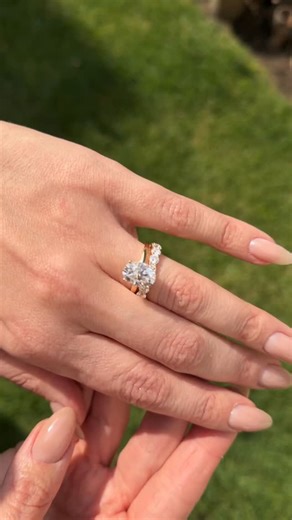 Joyería de oro y anillos de compromiso on Instagram: "¿Cuál churumbela fue tu favorita? ✨ Tenemos diferentes tamaños para cada estilo. Creamos el anillo de tus sueños a tu medida, con moissanitas certificadas o con cualquier tipo de piedra preciosa. 💎 Incluye: — Garantía total — Limpieza profesional vitalicia — Meses sin intereses 📲 Mándanos DM y estrena la tuya. #olgagladkova #oro #anillo #moissanitejewelry #churumbelas"