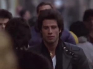 #DatoLevelUp | La escena en la que #TonyManero choca contra #RockyBalboa en #StayingAlive es uno de esos cameos más épicos en la historia del cine, eso que nadie esperaba, pero todos necesitabamos. Y es que en la película de #NicolasCage, el personaje es un gran fan de Rocky/Rambo, lo cuál no es casualidad, ya que el propio #SylvesterStallone estuvo en Staying Alive (1983) como director, coescritor y productor de la secuela de #SaturdayNightFever. ¿Lo recordaban? #RevistaLevelUp | #HablemosDeCin