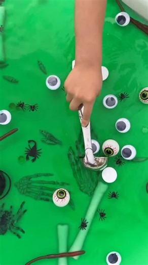 Where The Wildlings Play on Instagram: "BOOKISH PLAY EVERY DAY! 📚✨ Or any play inspired by a book, because stories don’t have to stay on the page! There are so many benefits to book-based play: it helps little ones practice retelling, sequencing, comprehension, social-emotional regulation, and even fine and gross motor skills. But my favorite part is watching a genuine love for books and reading come alive, the spark that happens when kids get to jump right into the story. The laughter, the cur