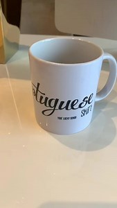 E quando a vida parece lixada, por favor lembra-te que o Michael Bolton existe. Tomas um chá e respiras fundo, conta 5,4,3,2,1 e está tudo bem. ☕ Chávena La Portuguese e Le Portuguese conjunto 9.90 Eur. La Portuguese Porto Market Rua Formosa 200 Porto | La Portuguese | Facebook