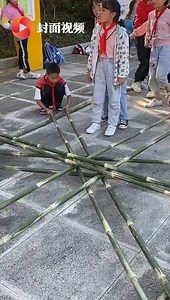 847K views · 2.3K shares | 【#貴州小學生課間跳竹竿舞，網友：看著都怕夾到jio】近日，貴州黔南某小學學生們課間跳竹竿舞的視頻走紅網絡。 8個男生圍成一圈，有節奏有規律地將手裡的竹竿分開合攏，女生們一個個往裡進。據悉，竹竿舞又稱竹槓舞，跳舞者需反應敏捷。網友紛紛表示：沒點技術真不敢玩！ | 人民日報 | Facebook