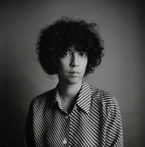 Dans son nouveau single, Léonie Pernet nous enjoint à “Réparer le monde” | Les Inrocks