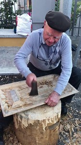 32K views · 1.4K reactions | Poco fa, a #Belvì, di transito verso la Sagra di #Aritzo, sono rimasto incantato da questa coppia. Si tratta dei signori Renzo Liori e Antonia Puddu di #Tonara. Sposati da 55 anni, lavorano il legno e realizzano opere d’arte ❤️❤️ | L'Eco di Barbagia | Facebook