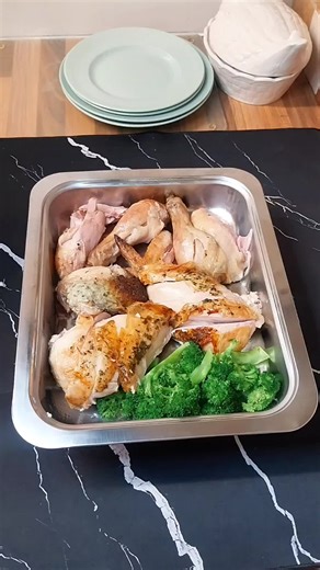 Keep your food warm and protected 🍽️ The lid helps maintain heat and keeps dust or insects away from your meal. Perfect for family dinners and parties. #tiktokshop #kitchenfinds #kitchengadget #homeessentials