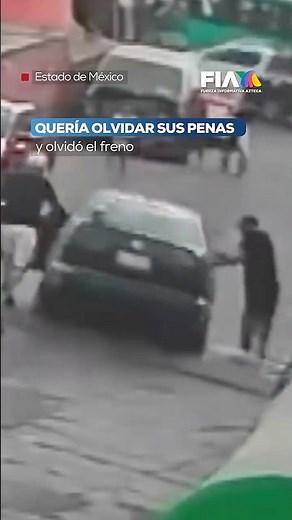 Olvidan freno de mano y auto se estrella en Tlalnepantla