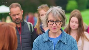 Antiques Roadshow: Lisa Lloyd values decorated mirror