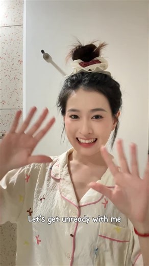 Ying Xuan on Instagram: "我的晚间护肤时间✨ 一天结束后，最期待的就是好好照顾皮肤🫶 最近爱用的是 @bioessence_my 的 Bio-Water Series，真的水水润润的💦 从 洁面 → 精华 → 面霜 一整套用下来，皮肤超舒服！ 🫧 Cleanser：温和清洁，不刺激，洗完脸不会紧绷 💧 Serum：含有 9x Nano Ceramides，快速补水、修护肌肤屏障 🫶 Cream：帮忙锁水保湿，让皮肤一整晚都保持水润状态 用完皮肤摸起来软软的，隔天起床状态也很在线✨ 如果你也喜欢清爽不黏腻、又能好好保湿修护的护肤系列， 真的可以跟我 get 同款 😙🩷 #bioessencemy #BioWater #9xNanoCeramides #NightSkincare RechargeYourSkin EnhanceSkinBarrier"