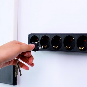 104K views · 325 reactions | This extension socket just got a clever new job! ⚡ | Creative Bee | Facebook