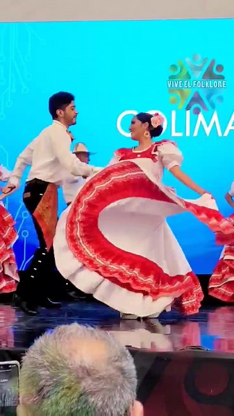 ¡Que alegre se pone el fandango cuando llegó a zapatear! #danza #danzafolklorica #danzafolkloricamexicana #colima #bellasartes #finearts #dance #viral #viralvideo #fouryou #parati #dancer #festival #festivaldeturismo #tianguis #tianguismexicano #tianguisturistico #machetes #machete #mexican