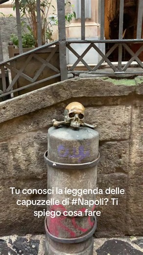 A Napoli, lungo via dei Tribunali, fuori la chiesa di Santa Maria delle Anime del Purgatorio ad Arco si trovano le famose “capuzzelle” – i teschi anonimi del culto delle anime pezzentelle. La leggenda narra che i napoletani iniziarono ad “adottare” un teschio (quello vero) pulirlo, accarezzarlo e pregare per quell’anima dimenticata, credendo che: più un’anima veniva ricordata e curata sulla terra, più velocemente sarebbe uscita dal Purgatorio. In cambio, l’anima “graziata” avrebbe portato: prote
