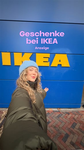 Geheimtipp Hamburg on Instagram: "Anzeige | Geschenke-Stress? Nicht mit uns! 🙂↔️🎄🎁 Wir waren für euch im @ikeahamburg und haben die allerbesten Weihnachtsgeschenk-Ideen gesammelt, denn seien wir ehrlich, ein bisschen schwedische Deko oder eine Geschenkkarte gehen immer! 🤭✨ Kleiner Tipp für alle Sparfüchse: Wenn ihr vom 28.11. bis 23.12. bei IKEA Hamburg eine Geschenkkarte kauft, bekommt ihr 10% des Werts als Coupon für den nächsten Einkauf geschenkt – das ist doch mega, oder? 🌟Und wer es ga