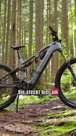 Das No Pogo R7000 ist die neue Speerspitze im E-Bike-Portfolio von Centurion🔥 Der neue Carbonrahmen soll 1700 Gramm sparen. Beim Akku habt ihr die Wahl zwischen 600 und 800 Wattstunden 🚴 🚲 Centurion No Pogo R7000 📐 170 mm Federweg 👟 29 / 27,5 Zoll ⚡ Bosch Performance CX 🔋 800 Wh (optional 600 Wh) ⚖️ 24,3 kg 💰 8.999 Euro #bikereview #centurionbikes #nopogo #emountainbike #emtb #bikemagazin | BIKE Magazin