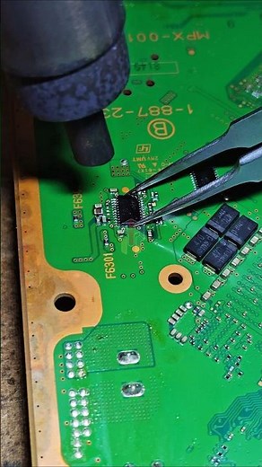 Instalación del regulador de voltaje (PS53123) en la placa base de la PS3 Super Slim