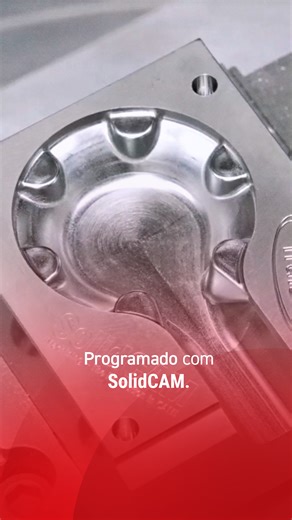Em materiais endurecidos, não é a máquina que decide se o processo é estável, é a estratégia antes do primeiro corte. Trajetórias com sobreposição, variação de contato ou entradas mal resolvidas viram esforço extra na ferramenta e instabilidade no processo. Nesta usinagem, o caminho foi definido pensando no comportamento real do corte. A carga se mantém constante, sem movimentos redundantes nem picos ao longo do percurso. Com o SolidCAM, é possível antecipar como o corte vai reagir antes da máqu