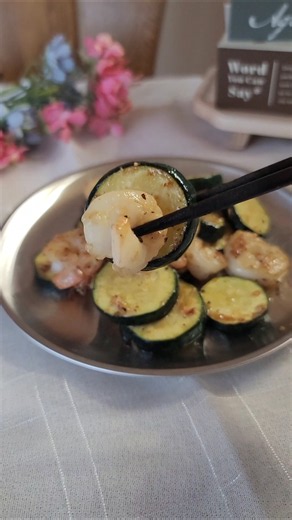 夏はコレ！ズッキーニとエビのレモン炒め🦐これで更に美味しくなる