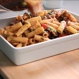 This easy healthy Baked Pasta with Veggies, spinach and ricotta is an great make-ahead kid friendly vegetarian (or flexitarian) dinner. The best part is that it is ready in only 40 minutes! {See the full blog post to learn about the VEGAN option too!} RECIPE HERE ---> https://www.healthyseasonalrecipes.com/vegetable-pasta-bake/ | Healthy Seasonal Recipes