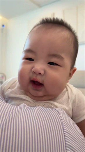 비행기 태워줬더니 아빠한테 뽀뽀해주는 태이