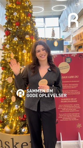 Ikke alle børn i Randers får en magisk jul ❤️ Men du kan gøre en forskel! ✨ Tag et ønskekort fra Ønsketræet i Randers Storcenter, køb en gave og aflever den hos Bjørnen & Musen inden d. 15. december 🎁 Et lille bidrag – en stor juleglæde 💫 | Randers Storcenter
