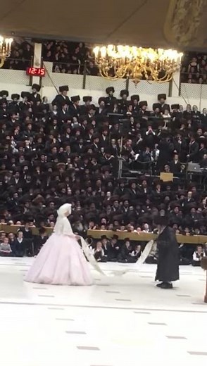 Viznitz Rebbe dancing mitzvah tantz