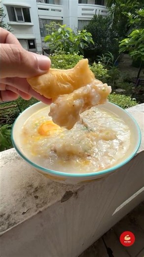 A Classic Thai Breakfast: Congee Paired with Crispy Chinese Donuts (Patonggo) 🍲
