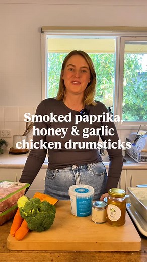 Smoked paprika, honey & garlic chicken drumsticks recipe 👇🏼 Want 3 months of hassle-free dinners planned for you? Check out my 12-Week Family Dinner Meal Plan at www.wholesomefoodie.com.au! 🍽️✨ You’ll get 60 delicious dinners, 12 ready-to-go grocery lists, and detailed recipe cards for every meal. Plus, a seasonal produce swap list so you can enjoy these meals all year round! Ingredients: 2-3 drumsticks per person 1/4 -1/2 pumpkin 2 large carrots 1 head broccoli 1.5 cups rice 3 cups chicken s