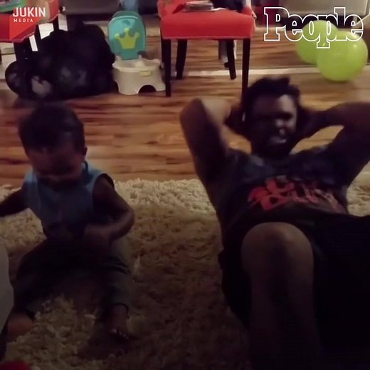 This little one is a sit-up champ! ❤️👏 | People