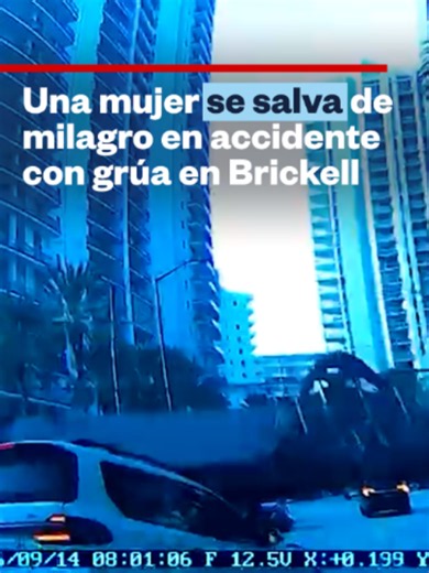 📍 Florida | Publican nuevas imágenes del momento en que una grúa colapsó este lunes en Brickell y cayó sobre varios vehículos, incluyendo una caseta de construcción. En el nuevo ángulo se ve cómo una mujer logra salir de su auto poco después del impacto en el capó. Posteriormente otras personas se acercan al lugar, destruido por la perforadora de 85 pies. En total, cuatro personas fueron llevadas al hospital para ser evaluadas.