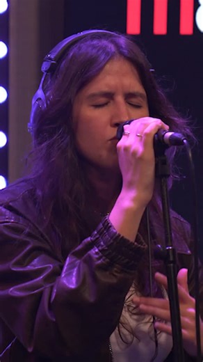 A cantora e compositora Ana Mariano passou pelo auditório da M80 e presenteou-nos com esta versão surpreendente de “O Sopro do Coração”, dos @cla.musica ! 🎶 Uma atuação ao vivo nas Manhãs da M80 que agora pode ver e rever no nosso canal de YouTube e em m80.pt. 😄 | M80 Rádio - Portugal