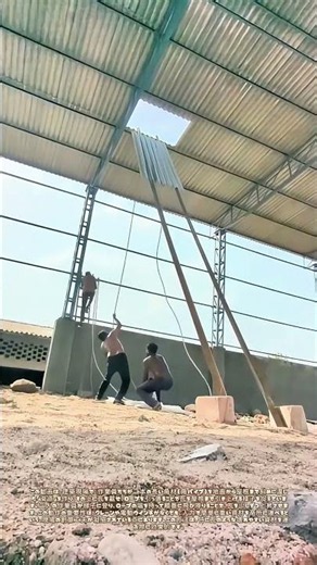方管の滑道で瓦を吊り上げる：人力リレーによる屋根資材運搬
