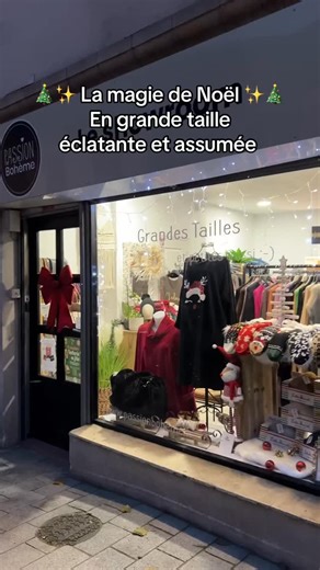🎄✨ La magie aux couleurs de Noël… version grande taille. Une vitrine éclatante, lumineuse, pensée pour sublimer toutes les silhouettes. Des couleurs qui réchauffent, des pépites qui font briller… bienvenue dans l’ambiance de décembre chez Passion Bohème. ✨❤️💚 ✨ À retrouver aussi sur le site 🧦 Chaussons disponibles en ligne dans la catégorie accessoires 👉 Clique pour découvrir la collection et te faire plaisir ! #boutiquegrandetaille #grandetaillefemme #noël2025 #modegrandetaille | Passion Bo