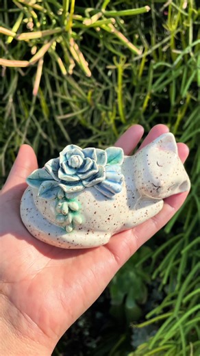 Here’s how I add delicate flowers and succulents to my hand-sculpted ceramic kitty. #ceramicart #handmadeceramics #ceramickitty #catart #catlover
