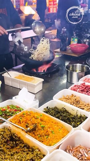Chinese Street Food -An amazing chef makes eggs and noodles dance on the flames
