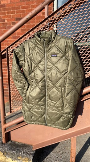 Patagonia Pine Bank Parka? Phew, say less 😮‍💨 Insulated, effortless, and very in season. We’ve got this parka plus plenty more in different colors and lengths—come grab the one that fits your winter energy. Wearing: @patagonia Pine Bank Insulated Parka in Basin Green @kizik Monaco in White/Moonbeam 📍 3001 Broad Street, Chattanooga 📍 903 W Main Street, Monteagle | Mountain Outfitters