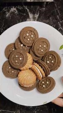 Leftover Cream Biscuit se Banaye Soft Cupcakes 😍 | No Oven | Easy Biscuit Cupcake Recipe