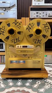 Reel-to-reel represent the purest form of analog HiFi. Warm, deep, organic sound. Hypnotic mechanics. A physical listening experience no DAC will ever replicate. And among the legends, the AKAI GX-747 DBX Gold Limited Edition stands as an icon. A rare collector’s piece with a striking gold finish and sleek black faceplate. But it’s more than just looks: 🔹Crystal & glass GX heads for virtually zero wear 🔹DBX noise reduction for ultra-quiet playback 🔹Auto-reverse, digital tape counter, pitch co
