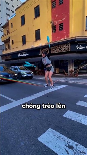 Chỉ Với Một Sợi Dây, Cô Gái Đã Thu Hút Sự Chú Ý Của Cả Phố