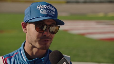 Kyle Larson rallies from pit-stop pitfall, holds serve in Round of 8 opener at Vegas