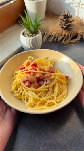 Tuduu Nutrition on Instagram: "La cena del venerdì sera eccola qui ⤵️ Per 180g di pasta: 2 tuorli 50g parmigiano Sale e pepe qb Acqua di cottura 50g lonza stagionata @poggetto_carni ovviamente ci teniamo a dire che questa NON è una carbonara, semplicemente una pasta buonissima con un ottimo apporto di proteine e di grassi buoni! La proverete? Noi adoriamo i prodotti di @poggetto_carni , perché sono fatti artigianalmente come tradizione comanda, date un’occhiata al sito e fateci sapere ⤵️ *adv #c