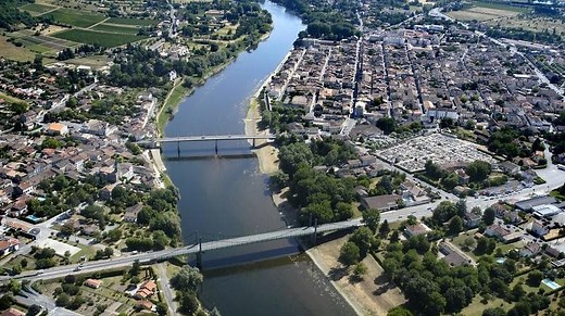👉 Aux confins de la Gironde et aux portes du Périgord, Sainte-Foy-La-Grande est une bastide d'origine française fondée en 1255 par Alphonse de Poitiers, frère de Saint-Louis. Elle s’étend sur les rives de la Dordogne, position stratégique qui en fit longtemps une place forte convoitée. Elle présente un patrimoine architectural remarquable. Office de Tourisme du Pays Foyen Sainte Foy la Grande #tourisme #patrimoine Animations Sainte Foy la Grande | France 3 Nouvelle-Aquitaine