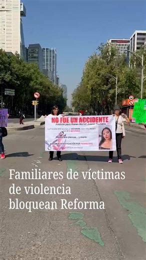 Un grupo de familiares de Ana Febe y Karen Mariel, mujeres víctimas de feminicidio, realizan una protesta bloqueando el cruce de Insurgentes y Paseo de la Reforma. Su objetivo es llegar a las oficinas de la Fiscalía General de Justicia de la Ciudad de México. #noticiasnmás #parati #fyp #news