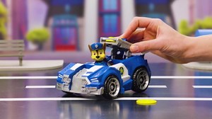 Paw Patrol, Marshall’s Deluxe Movie Transforming Fire Truck Toy Car with Collectible Action Figure, Kids Toys for Ages 3 and up