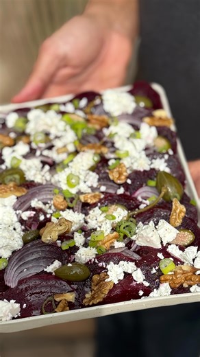 HERVÉ CUISINE · Recettes faciles & de saison on Instagram: "Cette petite salade de #betteraves, #noix et #feta fera sensation sur toutes vos tables en entrée ! Faites-moi confiance :) Ici, j’ai utilisé des betteraves fraîches, cuites une heure au four dans du papier aluminium à 180°C : elles restent bien moelleuses et fondantes. Ajoutez de la feta, des noix, des câpres, de l’oignon nouveau et de l’oignon rouge, le tout assaisonné d’huile de noix, de vinaigre balsamique, de poivre et de fleur de