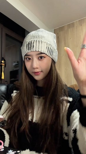 Eleanor Lee 李凱馨 on Instagram: "First ever questionnaire. Enjoy!"