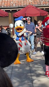 Donald Duck is given a plate to spin during a holiday show at Disney’s Hollywood Studios! #donaldduck #disneyholidays #disneychristmas #disneycharacters #waltdisneyworld #wdwholidays #dhs #disneyshollywoodstudios | Mousesteps
